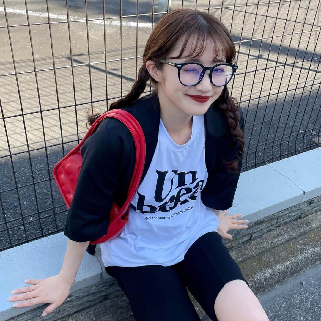 河﨑莉奈のインスタグラム：「黒のセットアップ使えるすぎる🖤🍒 半袖の季節来たよね~❕🫠  @tiptop_pocket_official   #tiptop #プチプラコーディネート #プチプラ高見え #zozotown購入品 #ジャケットコーデ #骨格ストレートコーデ #pr」