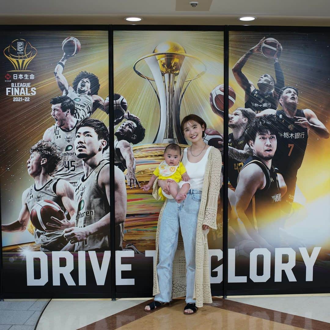 おのののかのインスタグラム：「＊ Bリーグファイナル🏀🔥  まだ少し早いかな〜とも思いつつ 娘も連れて行ってみたら終始ご機嫌♪ 最終的に、いっっっちばん良いところで眠ってました。笑  バスケも好きになってくれたら嬉しいなぁ👶🏻🏀💕」
