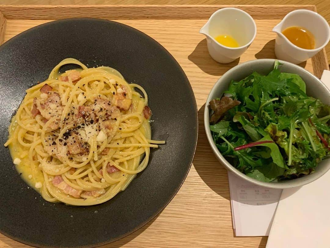 夏木マリさんのインスタグラム写真 - (夏木マリInstagram)「今回の博多は 　@miyakohotelhakata さん  にお世話なり、朝食から夜食まで、グルテンフリーで無理を聞いていただいたり、スタッフの方はバトラーのようにお世話していただき、1ヶ月快適なホテルライフでした！  帰ると温泉に飛び込み♨️ サウナで汗を流してね、  次回は屋外プールも、人気のアフタヌーンティーもいきたいな、、、  お世話になりました👣」5月29日 19時13分 - mari_natsuki