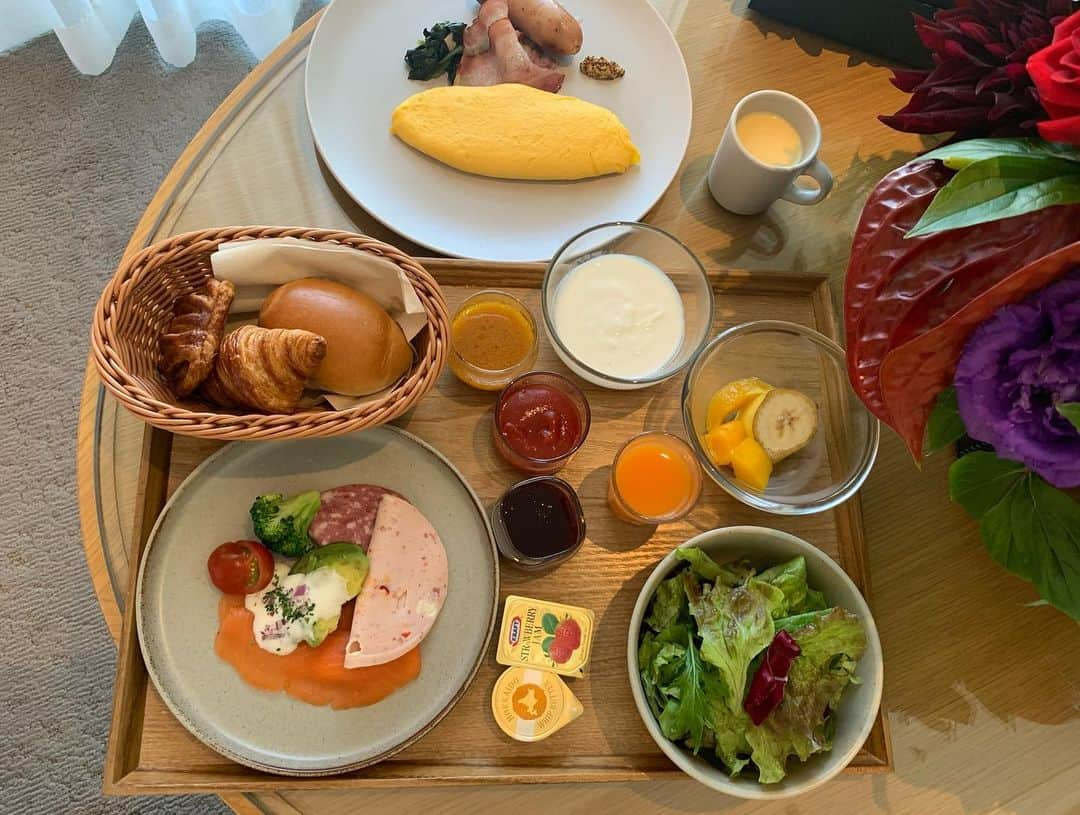 夏木マリさんのインスタグラム写真 - (夏木マリInstagram)「今回の博多は 　@miyakohotelhakata さん  にお世話なり、朝食から夜食まで、グルテンフリーで無理を聞いていただいたり、スタッフの方はバトラーのようにお世話していただき、1ヶ月快適なホテルライフでした！  帰ると温泉に飛び込み♨️ サウナで汗を流してね、  次回は屋外プールも、人気のアフタヌーンティーもいきたいな、、、  お世話になりました👣」5月29日 19時13分 - mari_natsuki