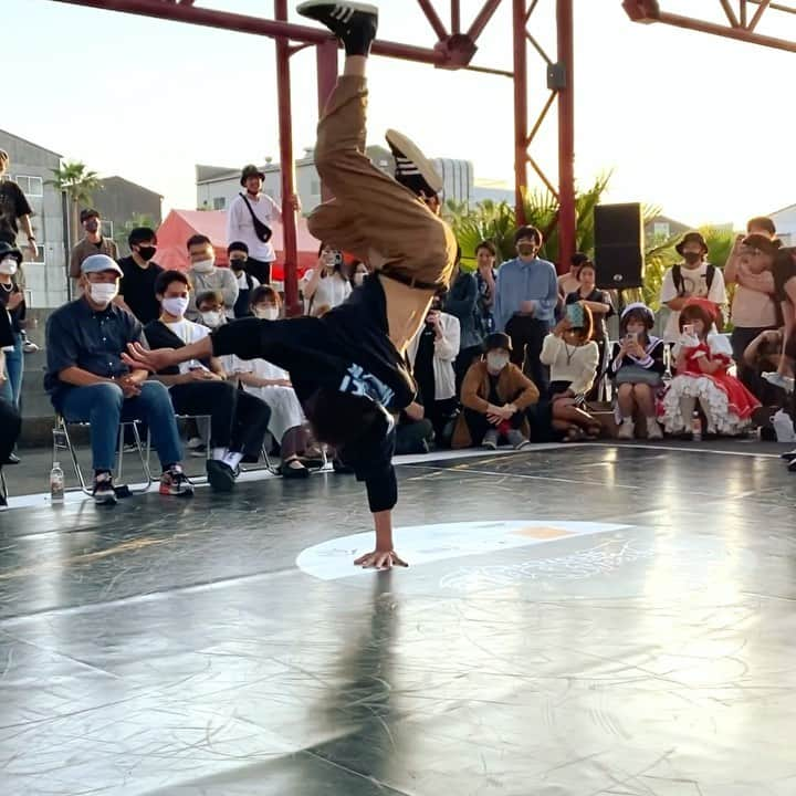 ASHITAKAのインスタグラム：「anime song killthebeat💥  👕 @forget_never_clothing   music #Readyto - #影森みちる(#諸星すみれ ) (BNA OP)  #handhop #breakdance #killthebeat #音ハメ #trickandcombo #逆立ち #freeze #ブレイクダンス #ギネス世界記録 #guinnessworldrecord #tatestyle #ワンラビ #forgetneverclothing #新潟」