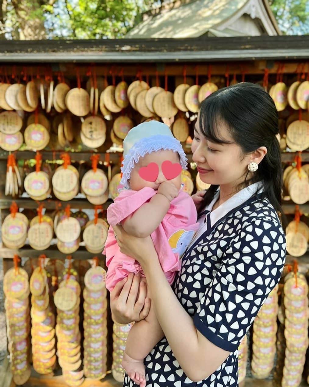 のインスタグラム：「お宮参りも行けてなかったので、産後初の参拝に「東京のへそ」と呼ばれる大宮八幡宮へ。  妊娠中、戌の日にここで絵馬書いたのが懐かしい！あっという間に大きくなりました。デカくてムッッッチムチで愛しい。  人見知りの娘、写真館での記念撮影は大泣き！あまりの泣きっぷりに動揺しまくりのパパ、一生懸命よしよししてくれるけど、そこママの腰です。 結局、ひとり写真は諦めました（笑） 赤ちゃんモデルってすごいんだなあ←  育児はもちろん大変だけど、それ以上に愛しくて大好きで、毎日がとっても楽しいです♡   これから沢山お出かけしようね！」