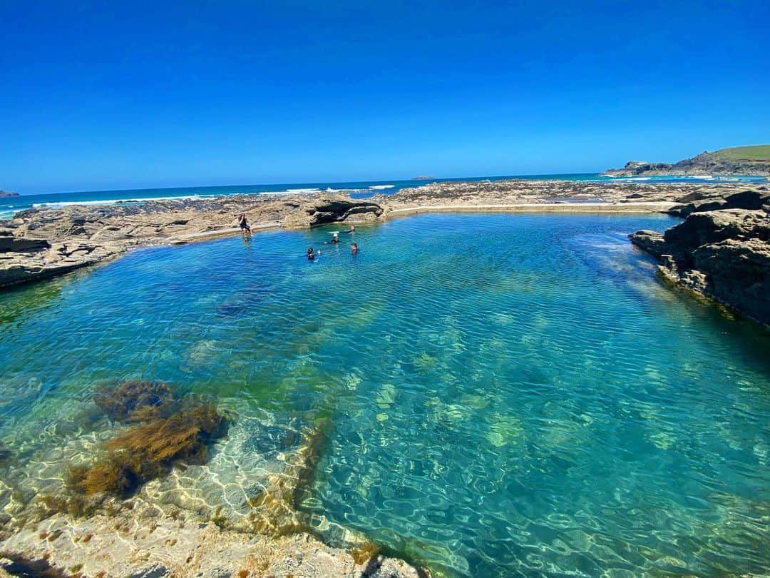 リアム・タンコックのインスタグラム：「A dip in this beautiful sea pool ☀️🌊 #Trevone #Cornwall #SeaPool」