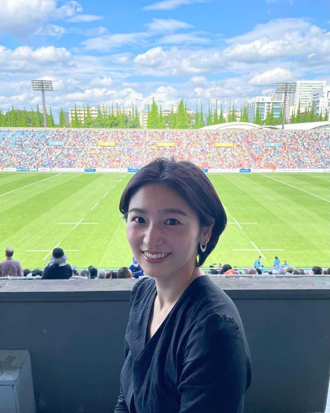 上野優花のインスタグラム：「先週の リーグワン準決勝🏉（5月22日）  埼玉ワイルドナイツvsクボタスピアーズ船橋  今季は色々と余裕がなくて行けず… なんと初観戦でした！！  完全にリサーチ、勉強不足で臨んだのが 悔しいところですが、笑 会場にいられるってだけで 幸せで楽しくて嬉しかったです🥲💓  前半はワクワクが止まらなかったなー💫  前半終了間際の 竹山選手のインターセプトからの走りは流石でした👏🏻  あれで流れが変わりましたよね。  試合終了間際のクボタのトライでも 会場全体が拍手でまとまって🥹  勝敗だけじゃなくて 最後の最後まで諦めない気持ちを 見させてもらえるのも ラグビーの醍醐味だったなぁと 改めて感動🥹💓  昨日の3位決定戦はまだ観られてないのですが クボタが勝ちましたね。 おめでとうございます！  サントリーと東芝の準決勝は テレビで観ていて相当面白かったので 来季は必ず東芝の試合にも足を運びたいです。  さて、今日はいよいよ決勝‼️  熱い熱い戦いに期待しています😍  #久しぶりのラグビー観戦 #ついつい長くなってしまいました #この日は目がクラクラする程のお天気 #本日もラグビー観戦日和でした」