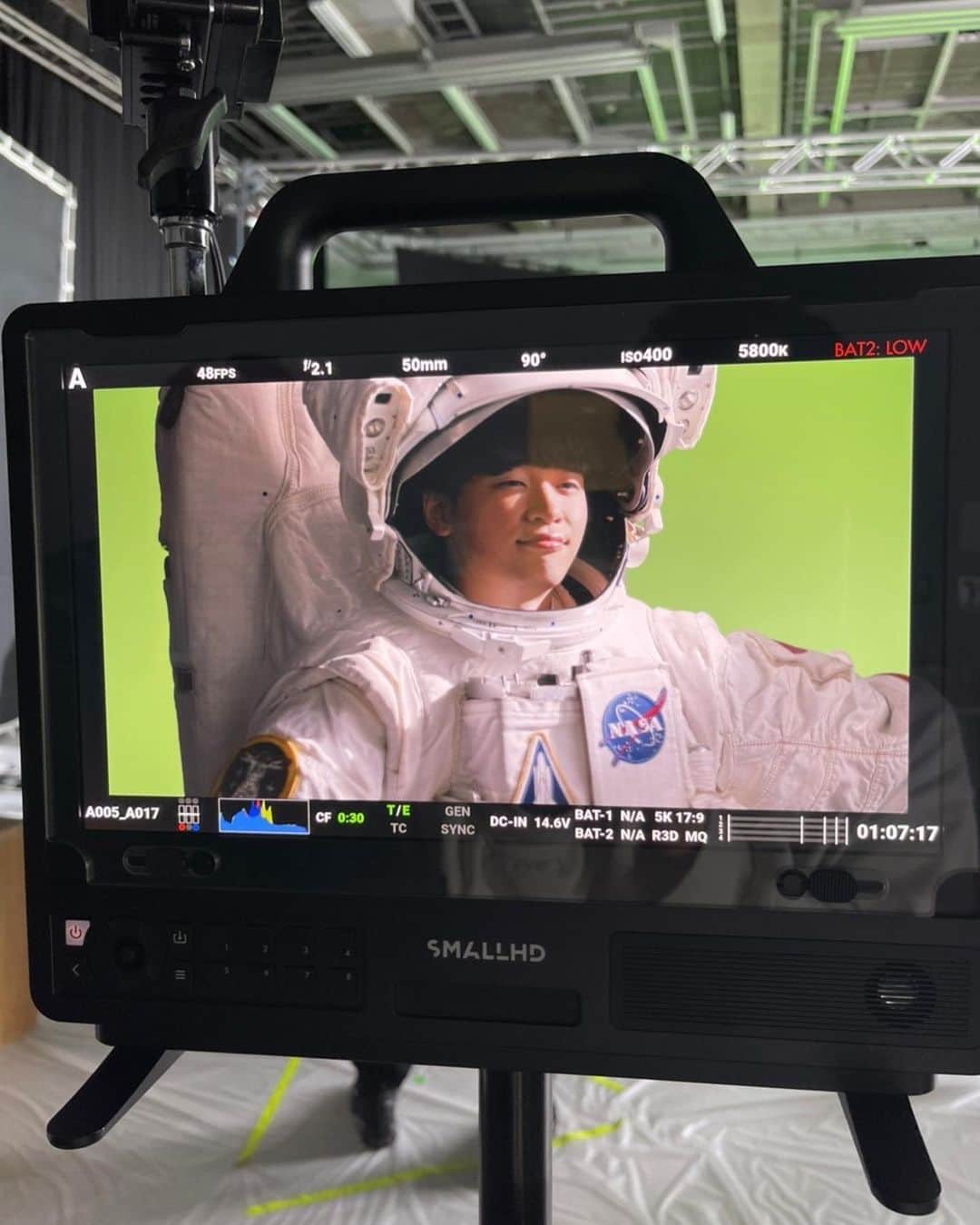 すしらーめん《りく》のインスタグラム：「「宇宙服を着た状態で吊るされてる」という絶望的な状況で、今年1お腹痛くなってきて 全てを諦めた時の俺です。 #地面に降り立つまで最短で10分 #宇宙服脱ぐのには15分 #便意との戦い  #奥歯みたいになっとる」