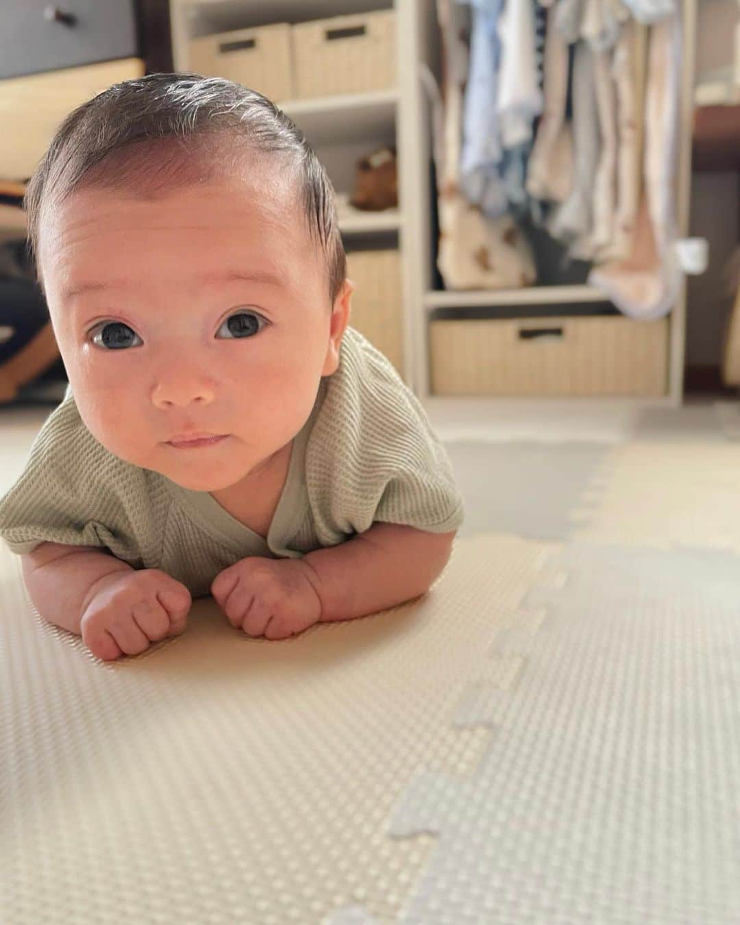 高村みどりのインスタグラム：「ご報告です🕊 この度かねてよりお付き合いしていた彼と今年結婚し、 この春小さな命が誕生しました💍🌸 私と１日違いの誕生日で生まれた男の子です👶🏻🍼  直接会ったお友達にしか伝えていなかったのですが、 30歳になった節目として新しい人生をスタートしたいと思い皆様にご報告させて頂きました。  いつも応援してくださる皆様、 直接お伝えできなかったお友達、 これから母として精一杯頑張りますので どうぞ温かく見守ってくださると幸いです👼🏻🫧  ベビーに会ったら沢山 抱っこしてあげてください𓂃🧸🤍𓈒𓏸  #結婚報告#出産報告#新生児 #令和4年ベビー#新米ママ」