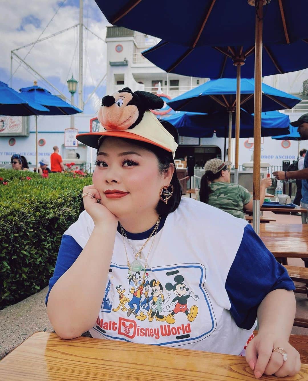 渡辺直美のインスタグラム：「At the Star Wars attraction for the first time, we were too bad at driving and the Americans who were on board got angry 😂 I'm sorry 😂 I'm glad I didn't understand English so much 😂  お待たせしました💫 ディズニーワールド2日目 現地で買ったグッズで完全装備w  2日目はディズニーハリウッドスタジオに行ったよ🤩ここはスターウォーズエリアがあって、世界中のファンがいっぱい集まってた🥰💓  てかこのスターウォーズエリアまじリアルでイカつい😂😂みんな興奮してたw 映画に出てくる有名な棒もオリジナルで作れるよ！棒😂  興奮といえば ストーリーズにも書いたけどw  大人気のスターウォーズのアトラクションがあって！6人で協力して操作する乗り物なんだけど、私たち初めてだからわけわからないまま重要なパイロットに選ばれたのね😂いざ始まったらそこらじゅうにぶつかってさw 最後に点数出るんだけど-680点って見た事ない結果の数字でたw 他4人のガチ勢アメリカ人クッソキレてた😂😂 始まる前あんなに楽しく喋ってたのに😂 人生ノリだけでは行けないこともある😂  改めて、ガチ勢ピーポーの皆様失礼いたしました😂  そんな苦い思い出のスターウォーズエリアでした😂😂みんなも行くとき気をつけて😂  後半怒られて明らかにテンション下がってて草  同じ経験したことある人いる？w  #ディズニーワールド #ディズニーハリウッドスタジオ #disneyworld #スターウォーズ #starwars」