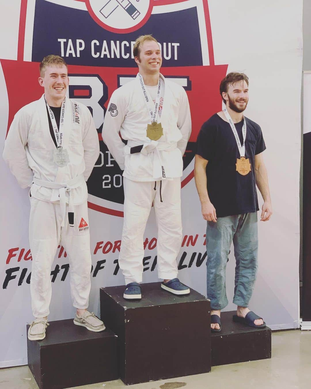 アレクセイ・クラスノジョンのインスタグラム：「First competition in the books!! So happy I was able to be part of a special event @tapcancerout ❤️ Grateful to be part of such an amazing gym @zombiekrewbjj 🔥special shout out to Jorge, Dan, @the_not_fake_mr.clean @marquis_wynne  @flash_zack  @fwfloatcompany 🔥🔥🔥🔥🙌🏻 #ZombieKrew#5amclub」