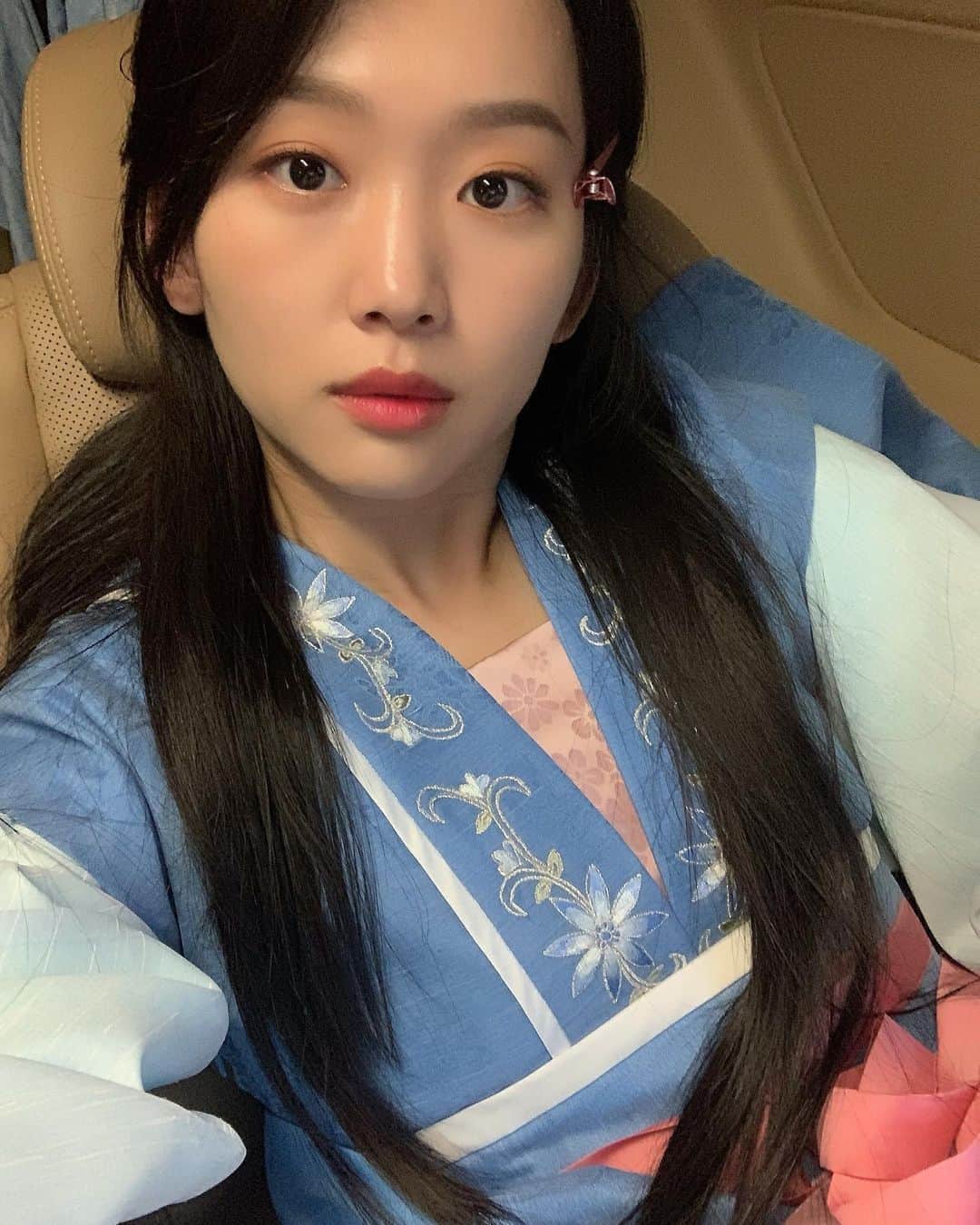 チン・ギジュのインスタグラム：「나는 천화공주얌 #사진을왜이렇게안찍었지#미안하오」