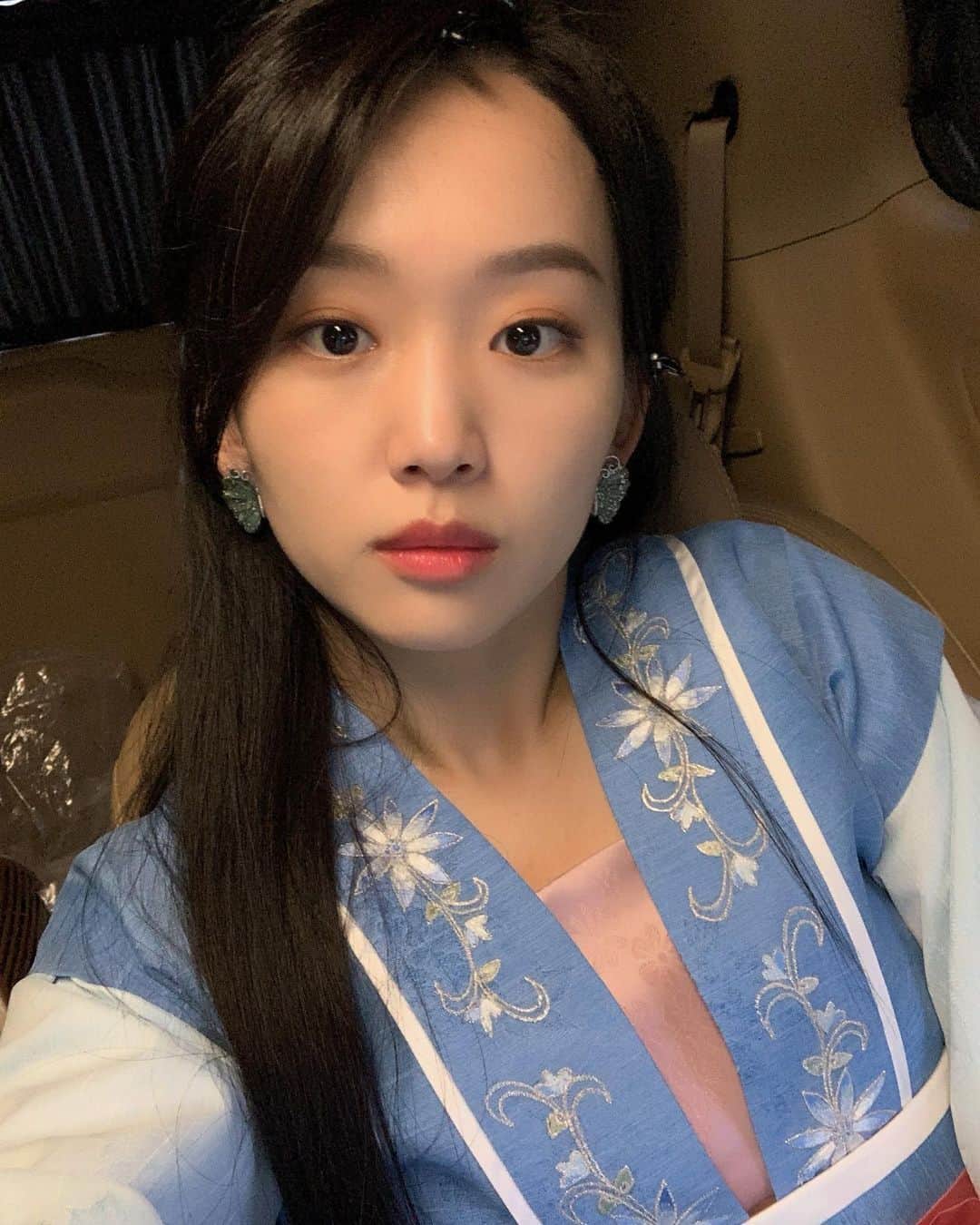 チン・ギジュのインスタグラム：「아니 귀걸이를 빼먹었잖아?」