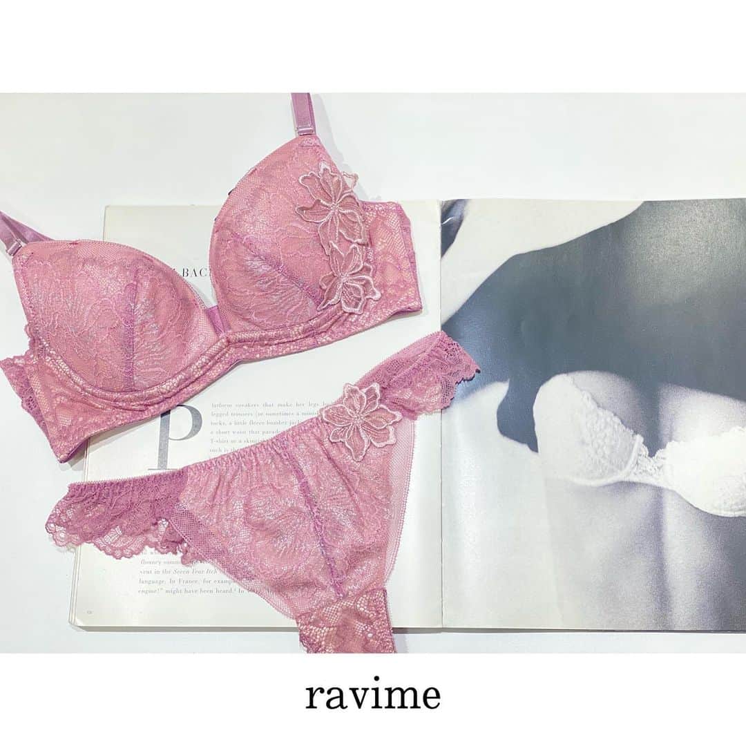 Ravijour渋谷109店のインスタグラム：「🎀🎀🎀  【ravime】 #シャイニーペタルメイクハートブラ ¥6,589(税込)〜  size : B65〜F80  color : Purple・Blue・Bordeaux・L/Green  「雨上がりに煌めく花」 トータルビューティーアドバイザー・亜耶バネッサ氏による監修アイテム第4弾。 可憐な中にある凛とした強さ。身に着ける人の新たな魅力を引き出す魔法のランジェリー🌹  【パーソナルカラーで選べる色展開】 EMERALD(ライトグリーン)：イエローベース春 PURPLE(ソフトパープル)：ブルーベース夏 BLUE(グレイッシュブルー)：イエローベース秋 BORDEAUX(ディープレッド)：ブルーベース冬  #RAVIJOUR#ラヴィジュール#ravijour#ravime#渋谷109 #人気商品  #ピンク #人気」