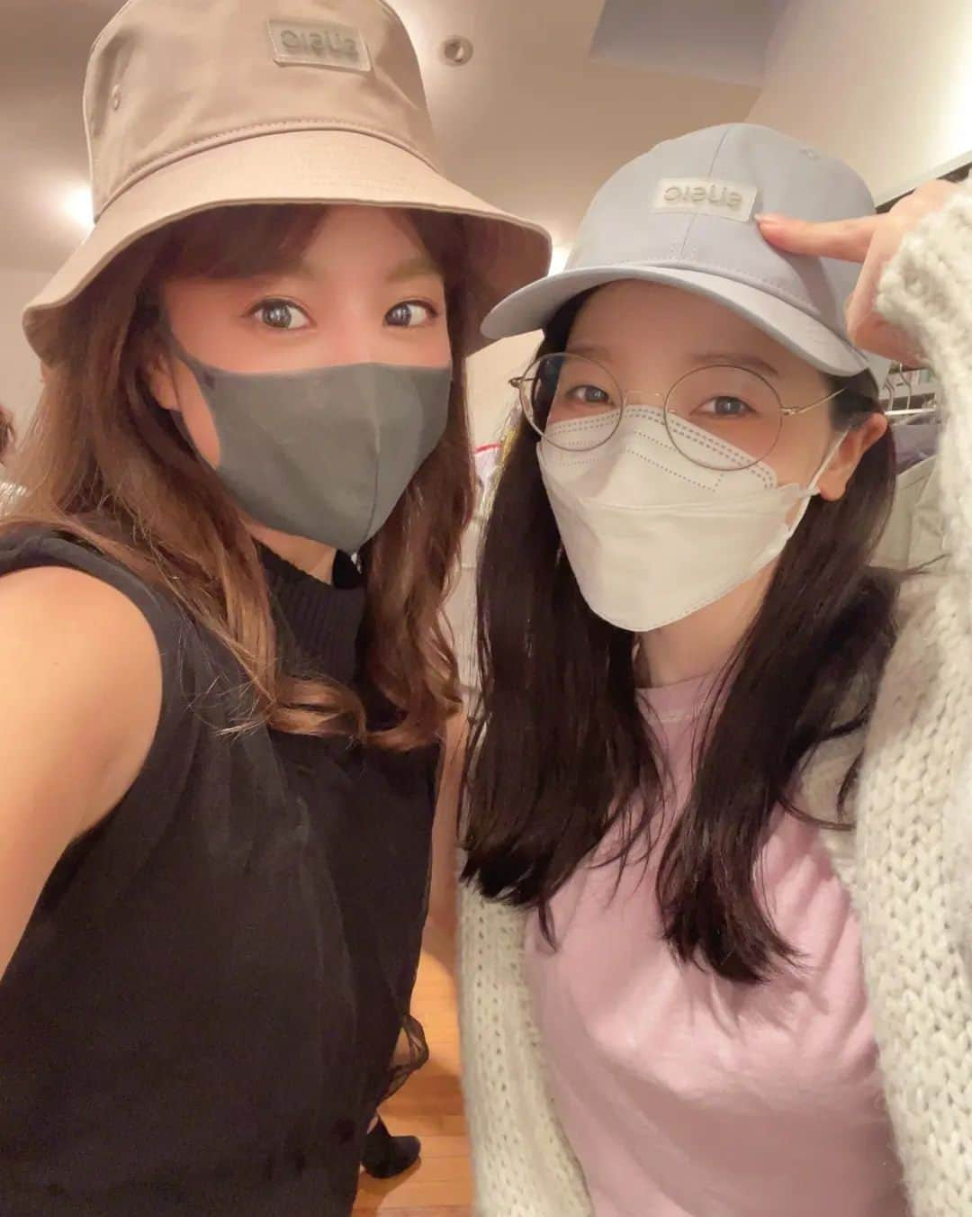 鶴あいかさんのインスタグラム写真 - (鶴あいかInstagram)「with maimai♡⁡ ⁡やっと届いた！ ⁡注文したsusicのキャップ🧢✨⁡ コロナの影響で届くの夏になるかと思ってたけど、良かった💦⁡ ⁡アッシュブルーが綺麗でお気に入り。⁡ CAP愛用者なのでこれから使い倒そう✨⁡⁡ ⁡⁡ ⁡⁡ ⁡#susic #susicgolf  #2022SS #日焼け対策」5月29日 13時11分 - tsuru_aika