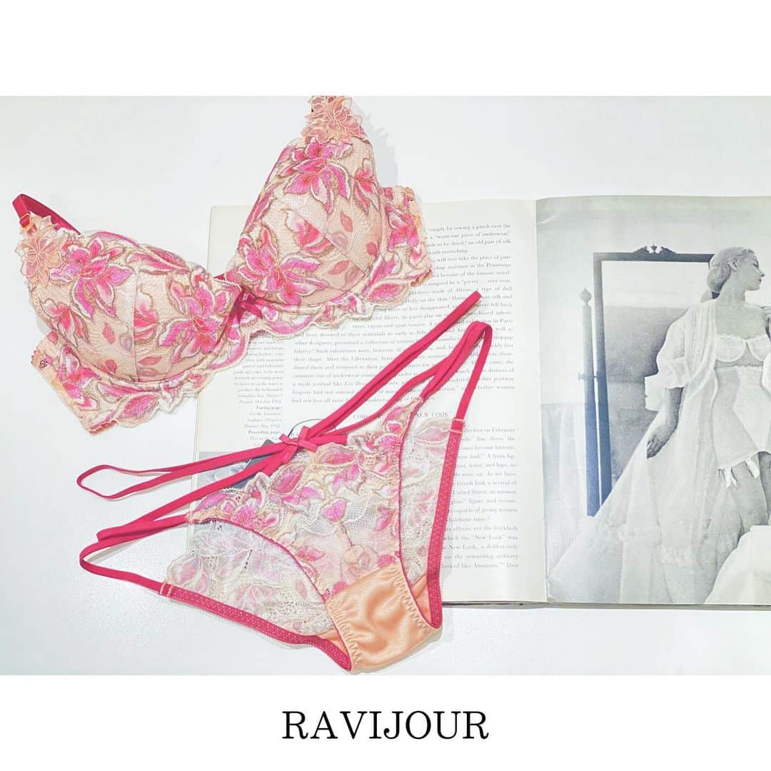 Ravijour渋谷109店のインスタグラム：「🌸🌸🌸  【RAVIJOUR】 #ピクトリアルフラワーグラマーアップブラ  ¥5,929(税込)〜  size : B65〜F75 color : Black・Ping・Purple  #ピクトリアルフラワーコードショーツ・Tバック  ¥3,289(税込) /  size:S・M  #ピクトリアルフラワーレースショーツ・Tバック  ¥3,289(税込) / size : S・M  #RAVIJOUR#ラヴィジュール#ravijour#渋谷109#人気商品 #ピンク#人気」