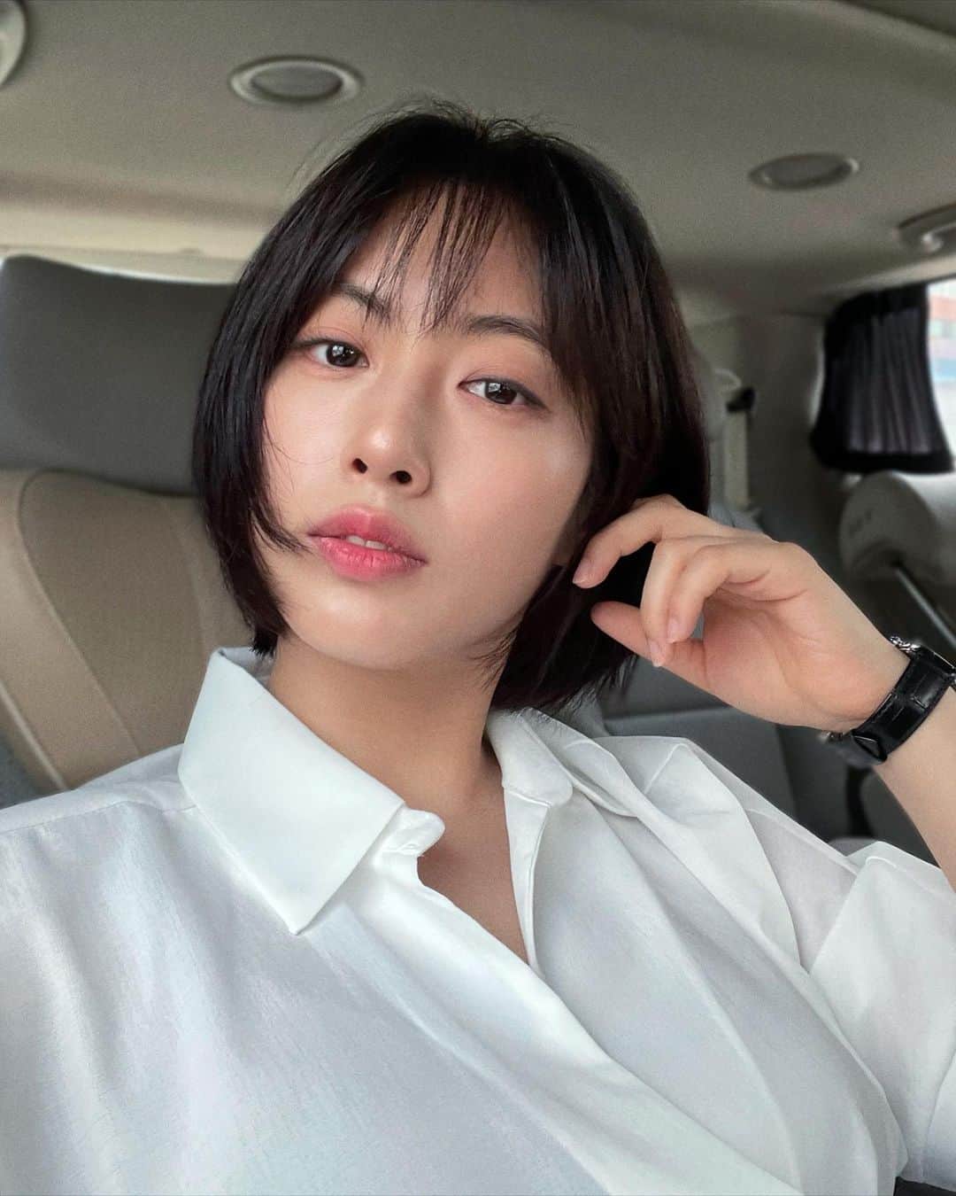 パン・ソヨンのインスタグラム：「🤍🖤🤍🖤🤍🖤 짧은머리 적응중 😏  머리는 @am.ton_yoonho 선생님한테 했어요 #서교동프린스」