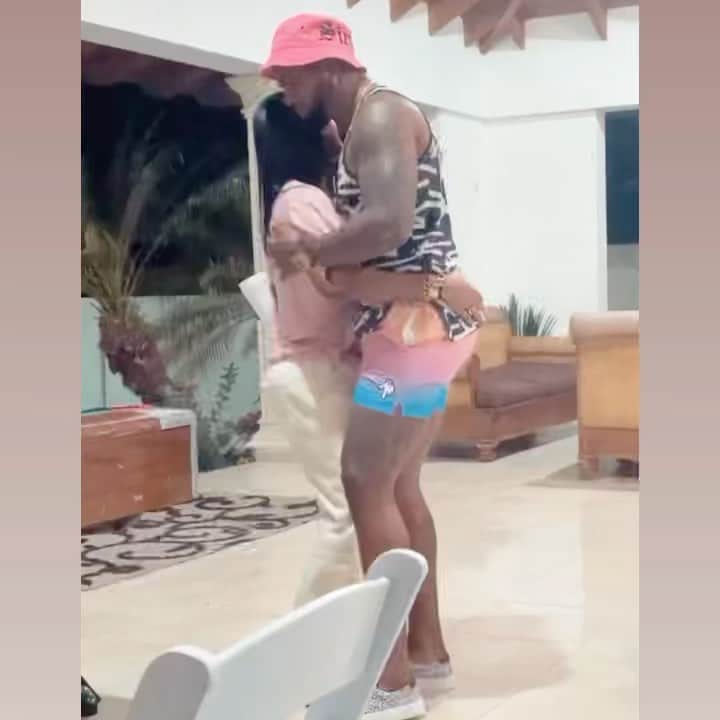 ホセ・レイエスのインスタグラム：「1mil Dolares El que diga cuál bachata estoy bailando💃🏽🕺🏻💆🏿‍♂️……..」