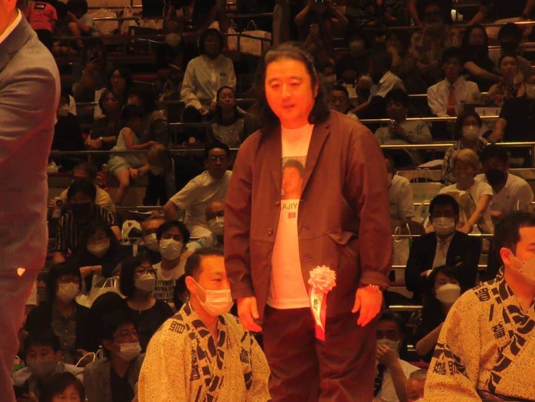 長州小力さんのインスタグラム写真 - (長州小力Instagram)「人生初めての断髪式に参加させて頂きました。豊ノ島関、お疲れ様でした🍵  #長州小力#お笑い芸人#西口プロレス#ものまね#長州力#相撲#豊ノ島#断髪式#人生初#緊張」5月29日 14時11分 - koriking1972