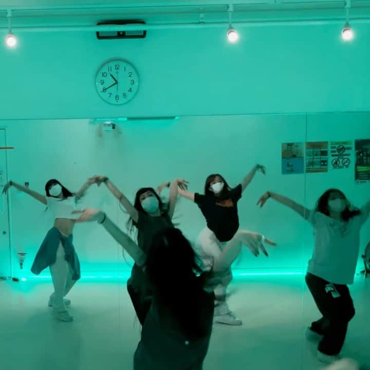 Asuka Fujimoriのインスタグラム：「❤️‍🔥🦋 @teddysphotos  . w/ @rinri_416 @mihotaku__  @mahinayasumoto  . #edsheeran#shiver #jazzfunk#choreography」