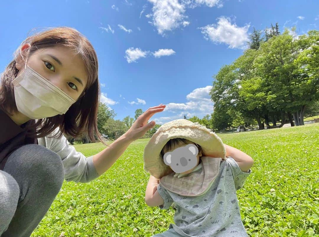 汾陽美樹のインスタグラム：「. 昨日はお休みだったので、 息子と公園に遊びに行きました🐥🌿 青空の下で体を動かすのは気持ちがいいですよね🌞  ただ、今日と明日は各地で真夏日が予想されるほど 気温がぐーんと高くなっています😵‍💫💦 屋外で運動や活動をされる方は特に こまめな水分補給や休憩をするなどして 熱中症対策を心がけてくださいね👒 少しずつ、暑さに身体を慣らしていきましょう🫠🍧  #帽子嫌いな息子 #私の帽子は被ってくれました #長野放送 #アナウンサー #汾陽美樹」