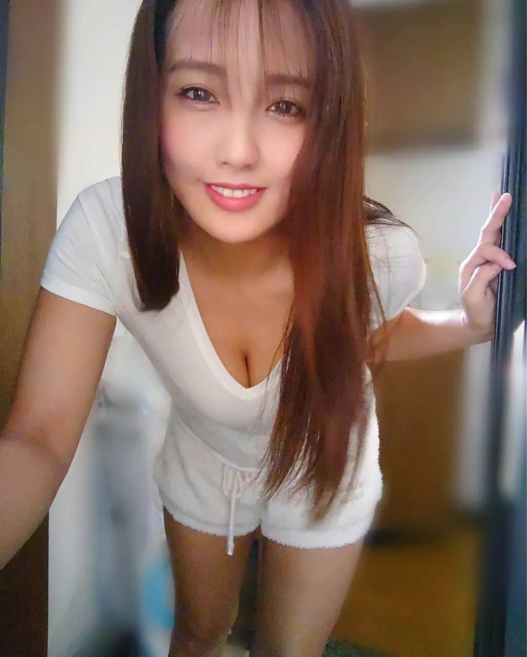日里麻美のインスタグラム：「* お隣の住人を主張  「はーい」  * * *  【販売中】 💠抑えきれない胸の鼓動　DVD & Blu-ray Amazonなどで購入できます 💠グラビア学園　グラビア動画&デジタル写真集　Amazon、DMMで購入できます  【TV、Web】 💠さまぁ～ずチャンネル　『訳あり女』  💠YouTube　『ひさっちゃんねる』で検索  💠橋上秀樹アナライズTV アシスタントMC  【イベント】 ※6月は少しのんびりします 💠６月後半頃からいろいろと * * * * #乳圧女 #着衣巨乳 #着衣でも主張　#ヒサグラ #お隣の住人 #36歳グラビア #おっぱいの大きいお姉さんは好きですか #hisato #お隣の住人シリーズ」