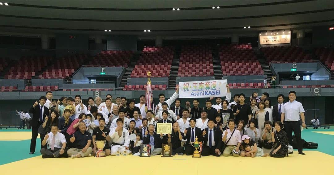 王子谷剛志のインスタグラム：「【全日本実業団体対抗大会】 たくさんの応援ありがとうございました！ 3年ぶりの開催&王座奪還に向けて 各々の役割を全うした結果 無失点で勝つことができたと感じております！！ また、私個人としましては主将として 大学、社会人と優勝旗を持って写真を撮ることができて幸せです。  しばらくゆっくりします。w」