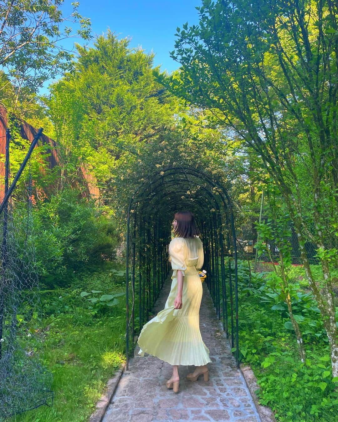 泉玲菜さんのインスタグラム写真 - (泉玲菜Instagram)「. . 自然がいっぱい🌳💛 . . . @ #黄色コーデ」5月29日 15時58分 - _reina.0214