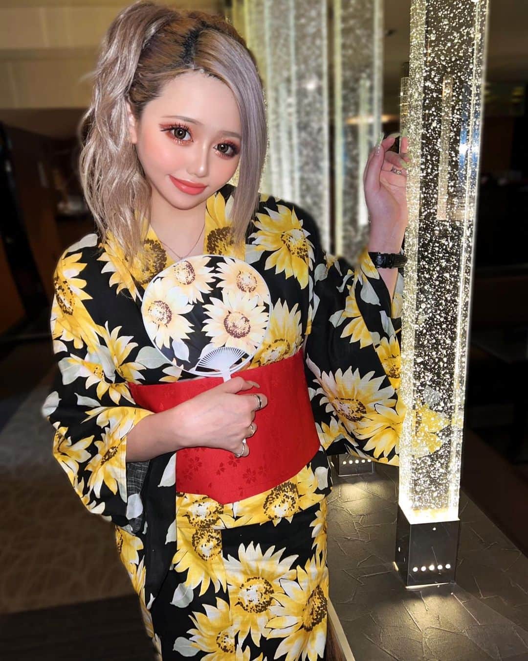 のインスタグラム：「気合い入れて浴衣🌻💙  体調崩して仕事行くってなって 少しでも気分あげたくて急遽浴衣✌🏻💓  やっぱりいつもと違う格好すると 引き締まるね！元気も出たっっ(*ﾟ0ﾟ*)  浴衣は @dazzy_official  浴衣と帯と下駄のセットで団扇も付いてきた！ 可愛すぎる〜  着付けは自分で！ まいちゃんのもやったよ💓  #dazzy #dazzystore #デイジー浴衣 #dazzyme#浴衣女子  ． . ． ． ． ． ． ． ． ． ． ． ． ． ． ． ． ． ． ． ． ． #キャバ嬢#静岡キャバ#ニュークラブ#ニュークラ #一ノ瀬さやか#귀여워#モデル#Instamodel#model #likeforlike#Instalike#Instafashion#ポートレート  #ギャル#ダイエット#銀座#港区#北新地#大阪#中洲 #プチプラコーデ#海外トレンド#韓国 #服好きな人と繋がりたい #夏好きな人と繋がりたい」