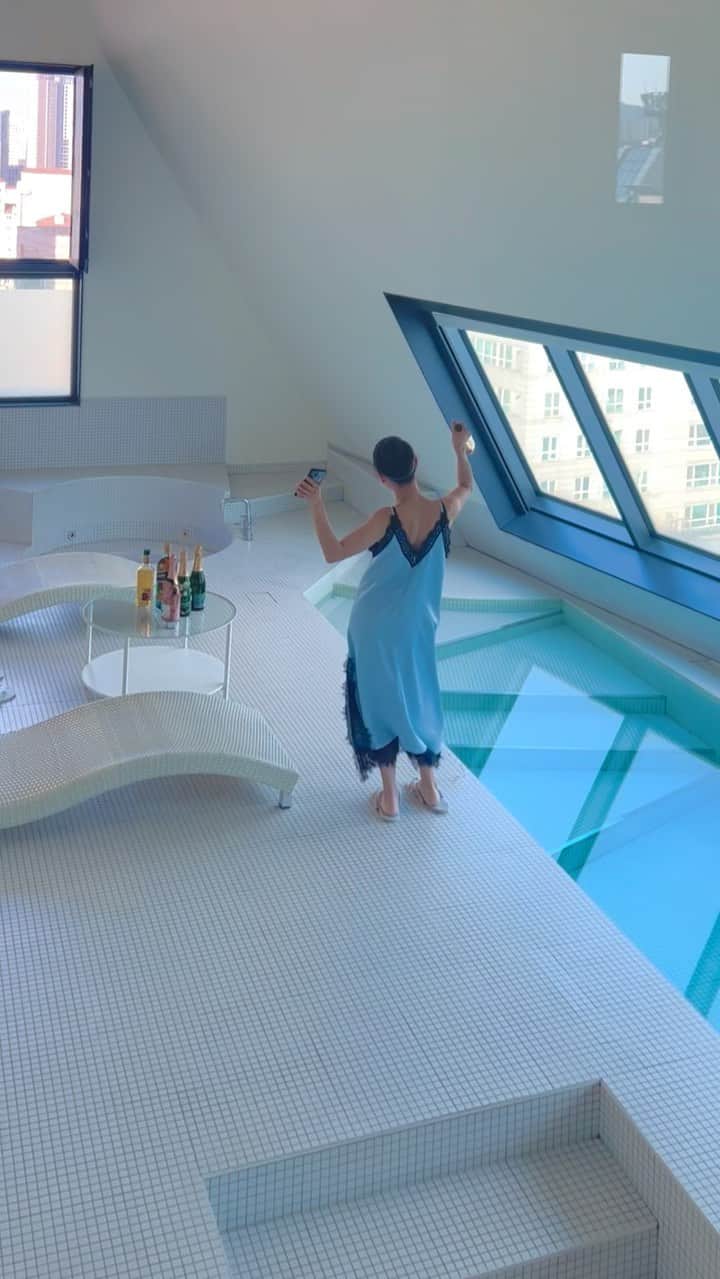 ハダムのインスタグラム：「💙what a nice day to swim🤍 . . #reels #vacation」