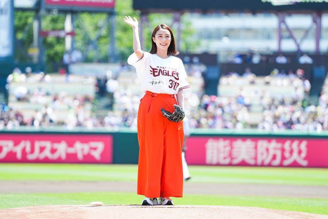 宇垣美里マネージャーさんのインスタグラム写真 - (宇垣美里マネージャーInstagram)「本日、楽天生命パークにて、宇垣さん楽天始球式でした⚾️✨  背番号の「3310」。 宇垣さんの美里の語呂合わせになってます🫢✨  ©Rakuten Eagles #RakutenEagles  #宝酒造　#タカラcanチューハイ　 #すみか #かわいいフリして辛口 #国産レモン　#国産ゆず　#国産ぶどう　#国産りんご」5月29日 16時36分 - ugakimisato.mg