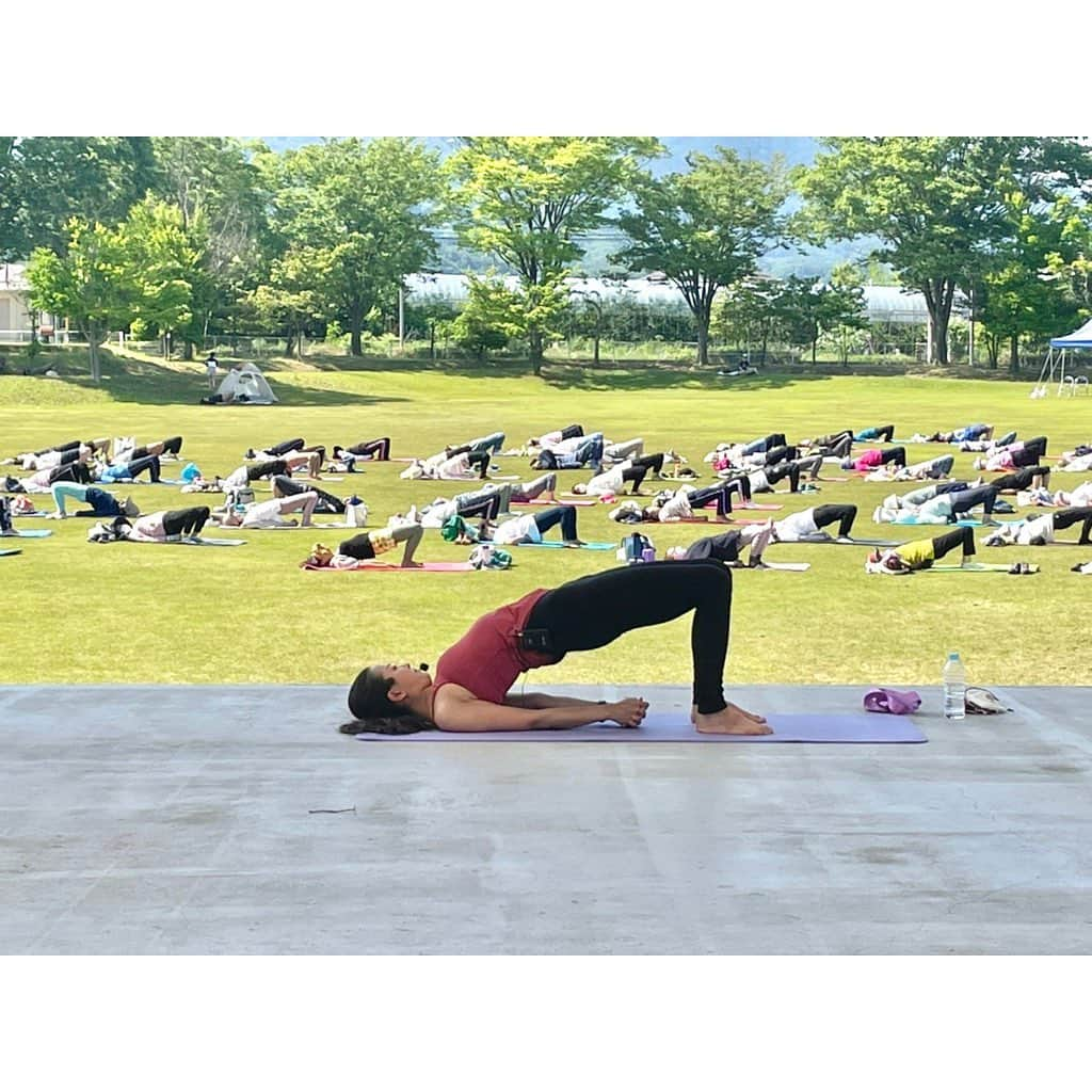 長沢美月のインスタグラム：「桑折町ふれあい公園にて、 青空ヨガをさせて頂きました✨  本当に沢山の方に来て頂き、 嬉しくてたまらなかったです😭 120名以上の方が お越し下さいました💓  途中、小さい虫が喉に入ったらしく😂 咳が止まらなくなってしまう という事件も 起きましたが（笑）、  本当にあっという間の 楽しい1時間でした✨  これを機にヨガを少しずつ日常に 取り入れていってくれたら 嬉しいです☺️  皆さん本当に ありがとうございました✨  書ききれないのでブログにも 書いたので、良かったら読んでください❣️  ↓このURLをコピペしていただくか、 ストーリーズにも載せたので、リンクタップしてみてください😊  https://ameblo.jp/mizuyoga-beauty/entry-12745382329.html  #桑折町 #桑折町ふれあい公園  #ヨガ #ヨガイベント #外ヨガ #パークヨガ #青空ヨガ #ヨガインストラクター」