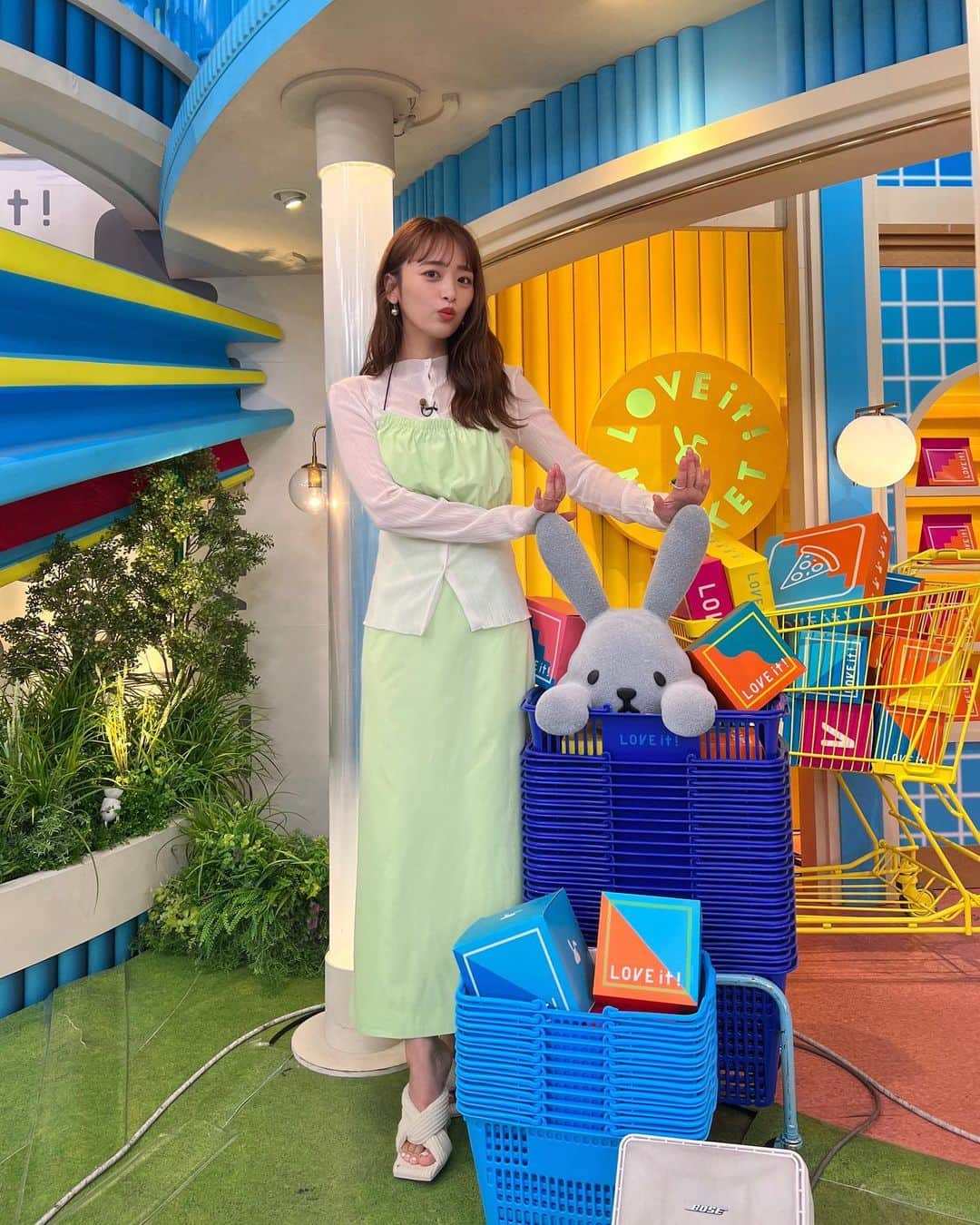 近藤千尋のインスタグラム：「先日のラヴィット🐰💕 オープニングではフクロウさん🦉触ったり かつやさんの豚汁食べたり 幸せでした❤️笑 ラヴィットハウスのVTRは お風呂が出来上がりましたーーー❗️ 宮下草薙さんのお二人のおかげです…✨✨ 見逃した方はTVerチェックしてね📺🤍  ウェア @amomento.co @showroom_233  アクセサリー @ninajulesparis @nathalieschreckenberg  シューズ @yelloshoes_official」
