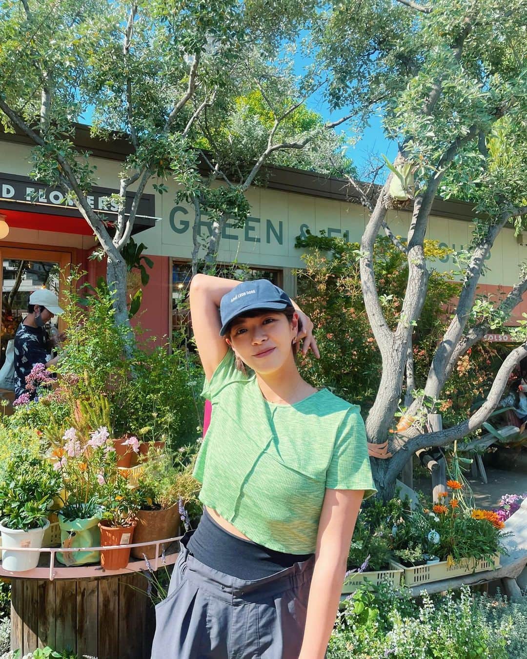 わちみなみのインスタグラム：「かなり歩いた☺️🌿✨  散歩する時、携帯とか入れるためにこのズボン履いてるんだけど、、 ほんとは履きたくない笑  なんかいいやつないかなー🥺✨」