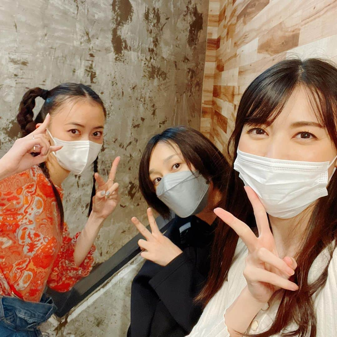 矢島舞美さんのインスタグラム写真 - (矢島舞美Instagram)「. 舞台『フォーティンブラス』初日まであと5日‼︎ 昨年ぶりの懐かしいメンバーと新たなメンバーと、毎日刺激的で楽しい稽古をしております！✨ 無事に幕が上がるように、気を抜かずラストスパートたのばります✊ . . #舞台#フォーティンブラス#沖育美#齋藤明里#矢島舞美」5月29日 17時49分 - maimiyajima_official_uf