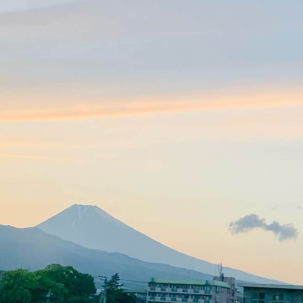 KABA.ちゃんさんのインスタグラム写真 - (KABA.ちゃんInstagram)「皆んな大好き富士山❣️本当❓勝手にそー思ってる私🤣  とゆーわけで、、、夕刻の富士山、昨日載せるの忘れてたぁ〜  てか、毎回新幹線から撮る富士山って遮るものがあって難しいのよぉ意外と🤣  #夕刻の富士山 #皆んな大好きだと思ってる私 #新幹線車内から #遮るものが多くて撮影むずいの #昨日載せるの忘れてた #そゆとこ #🤣」5月29日 18時20分 - kabachan_official