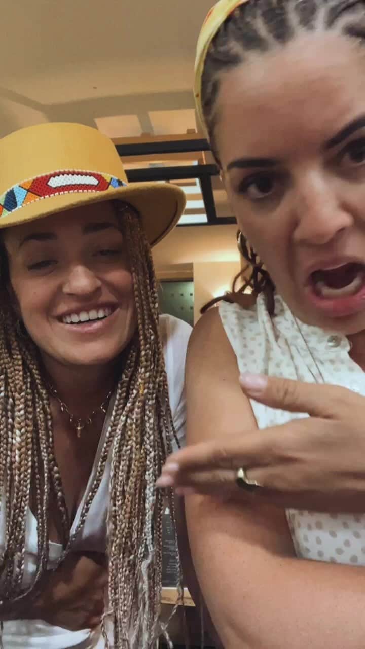 ジェマ・マリンのインスタグラム：「En el aeropuerto😊❤️ con @mama.soltera」