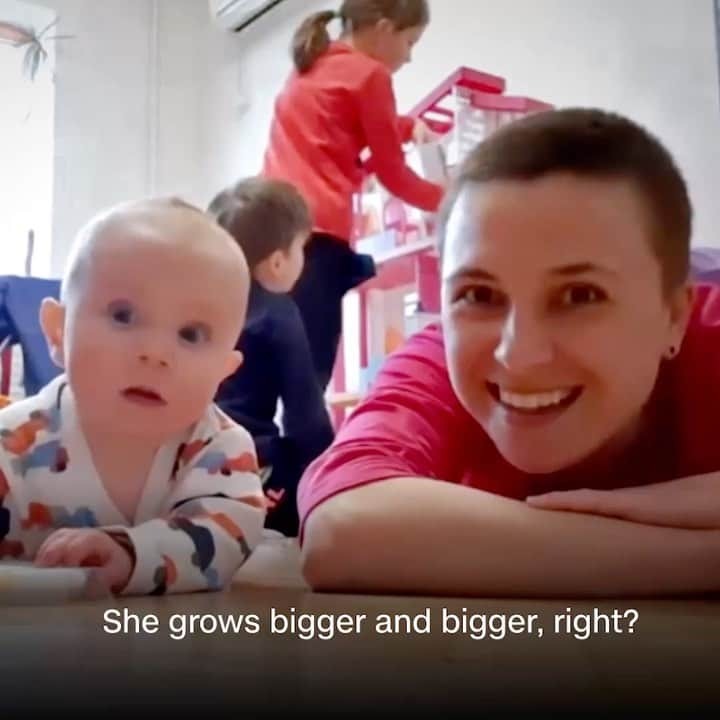 アンダーソン・クーパーのインスタグラム：「I’ve been working on this for a while, and it’s on tonight on @cnn at 8pm…. the war in Ukraine through the eyes of Olena Gnes, a mother, sheltering in a basement with her three children. She has been documenting her experiences with a camera and this is her story.」