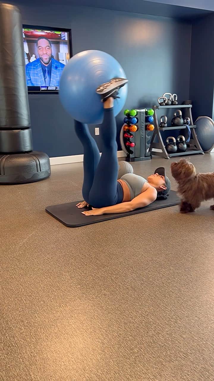 Eri Antonのインスタグラム：「Puppy Ab Training powered by @voozhydrate A great way to train abs and get puppy kisses 🐶😘💕  Go to www.bangenergy.com and use ERI10 for a 10% discount  #VoozHydrate #ad」