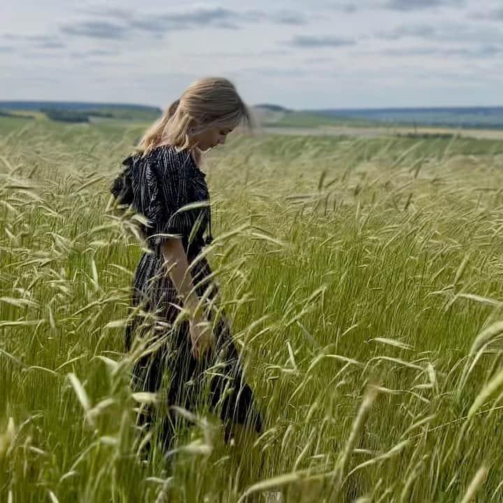 ローラ・ヴァンダーヴォートのインスタグラム：「Heavy France Mood. Visiting the @moetchandon vineyards in Epernay on a gorgeous day 🙏🏻🍾  Video By @saharxnooraei  Experience by @moetchandon  #moetcanada」