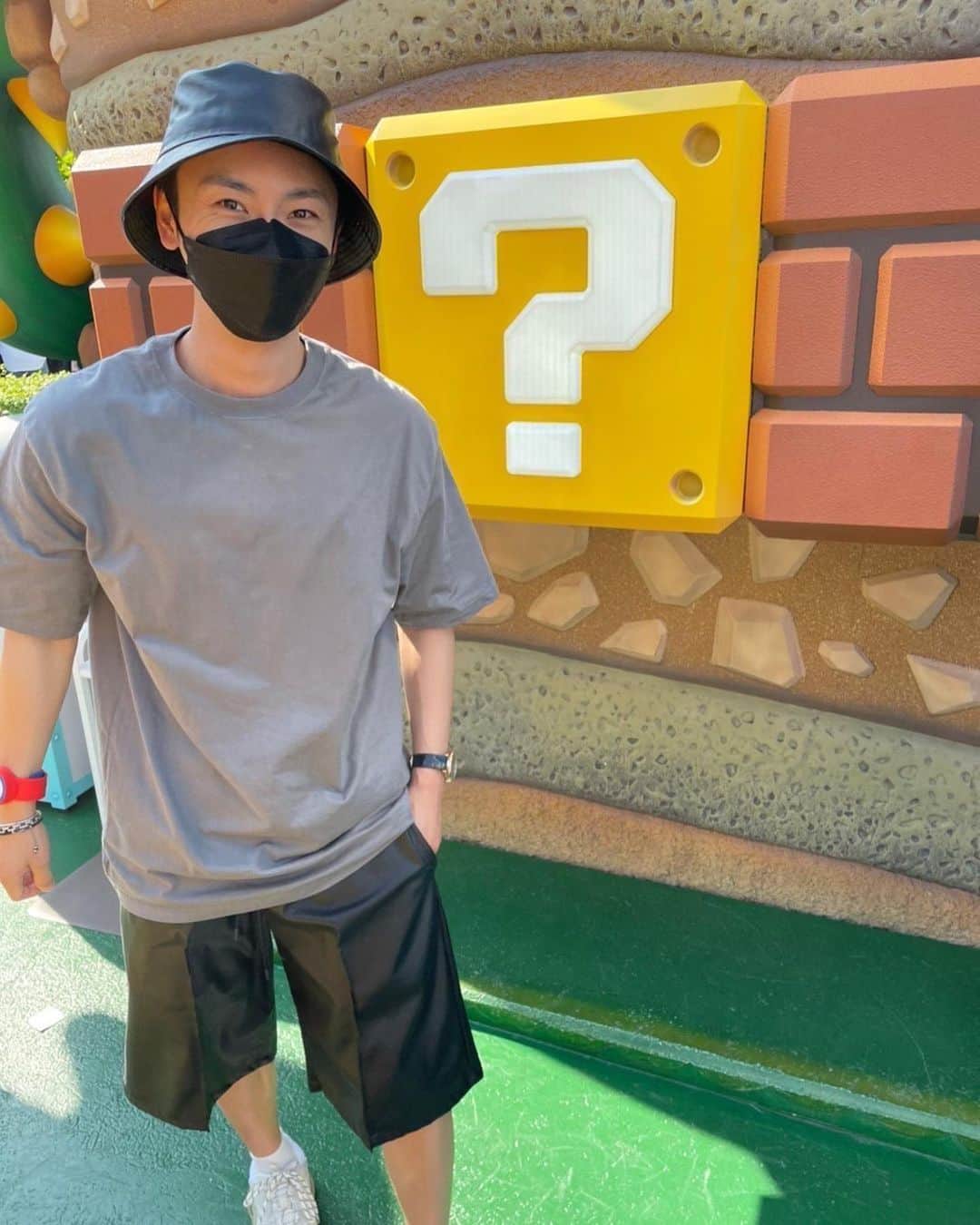 與真司郎のインスタグラム：「大阪、名古屋TSありがとうございました🙏👏😭  大阪の前日に2時間だけ @universal_studios_japan に行かせてもらいました✌️ 楽しかったー😆  １枚目　#コインゲットして喜ぶ司郎 ２枚目　#ユニバって最高やなって思って景色を眺めてる司郎 ３枚目　#マリオカート乗る前ワクワク司郎(ん？！髪の毛どーゆー状況？🧌) ４枚目　#俺だって甘い物たべるんだぞ司郎(やっぱり、プレーンが1番✌️) ５枚目　#ナナちゃん人形と司郎 ６枚目　#はち丸と司郎(なんでパワーアップバンドを着けてるかは司郎も謎。。。😱) ７枚目　#手羽ピーを真剣に食べる司郎 ８枚目　#自撮り司郎 ９枚目　#カッコつけ司郎  #與真司郎 #TS2022」