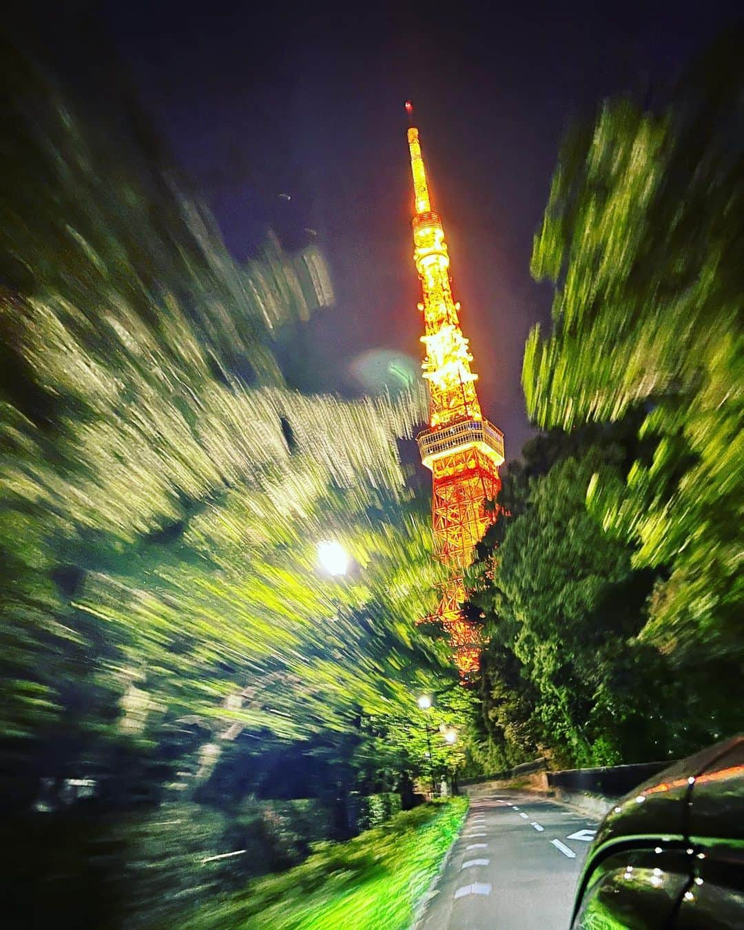 松下洸平さんのインスタグラム写真 - (松下洸平Instagram)「とあるシーンの帰り道、目の前に🗼が見えたので後部座席の窓を開けて、ちょっとだけケータイ出して撮ったらものすっごい疾走感出ちゃって！  ごめん、それだけ。笑  暑かったですね、 皆さま水分補給は忘れずに！  夏って、好き。 なんかアガル。」5月29日 21時18分 - kouheimatsushita_official