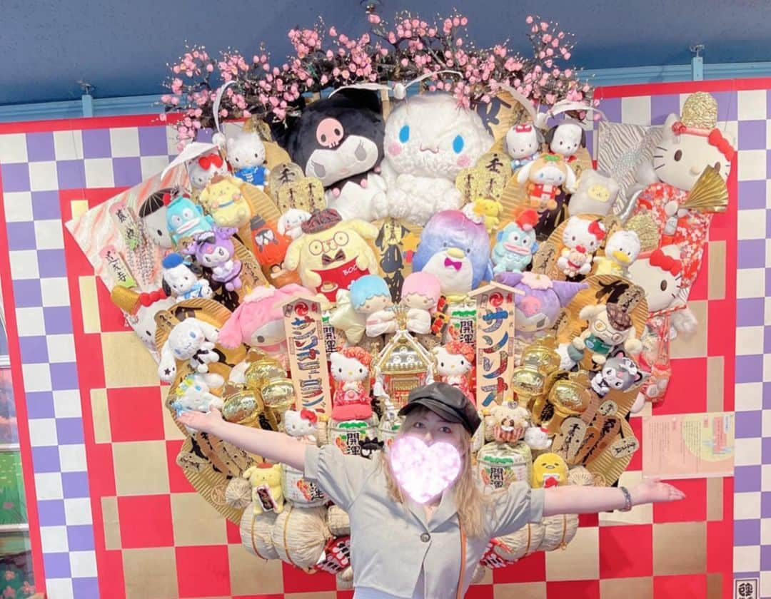 滝川かのん（三城ありさ）のインスタグラム：「ピューロランド行ってきた🙌🧡 うたプリとサンリオコラボイベント！ 人やばすぎて全然写真撮ってない😂 とりあえず人があまりいなかった 熊手の前で撮りました🫠 開運祈願🙏 久しぶりに推し活出来てよかったですー！ グッズは無事買えました！🫡 まだ開けてないけど、 アクスタだらけ∠( ᐛ 」∠)＿(笑) 6時過ぎに整列して、買えたの10:30でした🤣 頑張った👌 しばらく人混み行きたくないね😂 やることたまってるから 頑張ります…🙄  しばらくどこも行きたくない、 ひきこもり最強です←  #ピューロランド #うたプリ #うたのプリンスさまっ  #サンリオ #サンリオピューロランド #神宮寺レン #神宮寺レン推し  #スターリッシュ #カルナイ #カルテットナイト #推し活 #写真へたくそ  #マイメロディ #お忍び #アクスタ」