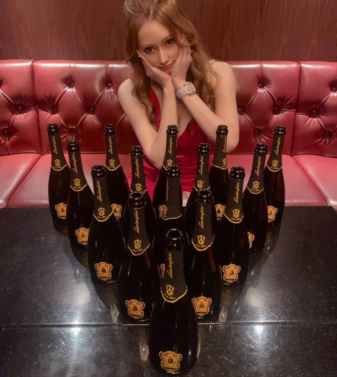 北川れいのインスタグラム：「先週のランボルギーニシャンパン🥂⋆͛🍾💛  アリュール出勤もあと2日です🥺 沢山の思い出がフラッシュバックするな( ´•̥×•̥` )💦 悲しいたけ🍄  #インスタ指名 #シャンパンガール #北川れい  #アリュール#ナンバーワン #1000万プレーヤー#中洲  #シャンパン #キャバクラ #ニュークラブ #クラブ #bar  #ホスト #キャバ嬢 #中洲キャバ嬢 #北新地 #ミナミ  #大阪 #歌舞伎町 #六本木 #銀座 #東京 #すすきの  #北川会長 #れいれい #ギャル #グラビア #ヘアメイク #巨乳 #ランボルギーニ」