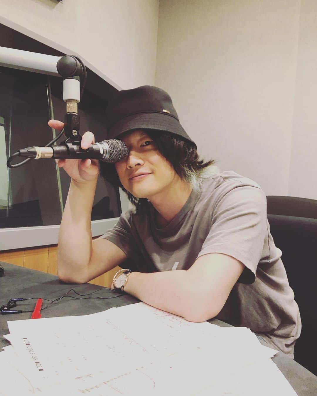 磯部寛之のインスタグラム：「Thank you to all of you who tuned in to GORILLA RADIO! tonight. There’s nothing better than a live broadcasting, it was such a pleasant time. Talk to you again next month!! Hiro 今日も GORILLA RADIO!を聴いてくれた皆さん、ありがとうございました。やっぱ生放送に勝るものはないですね、本当楽しかったです。来月も楽しみ。そして、帰り際に名古屋駅で声を掛けてくれた人達の中に、まさに今日結婚式だったという新婚ほやほやカッポーが。なんと[Alexandros]を通じて知り合われたそうで。ピッッカピカの指輪が光り輝いてました。ご結婚、おめでとうございます。末永くお幸せに！ひろ #alexandros #gorillaradio #nagoya #zipfm #名古屋」