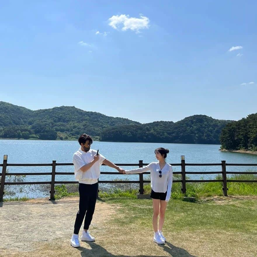 イ・ジフンのインスタグラム：「#담양  광주갔을때 근처 너무 멋진 곳이 있어 힐링하고 온..💓  이러고 놀아요 우리😍 하트 만들기 대성공💯  #부부여행#결기1주년여행 #끝까지넘겨보세요」