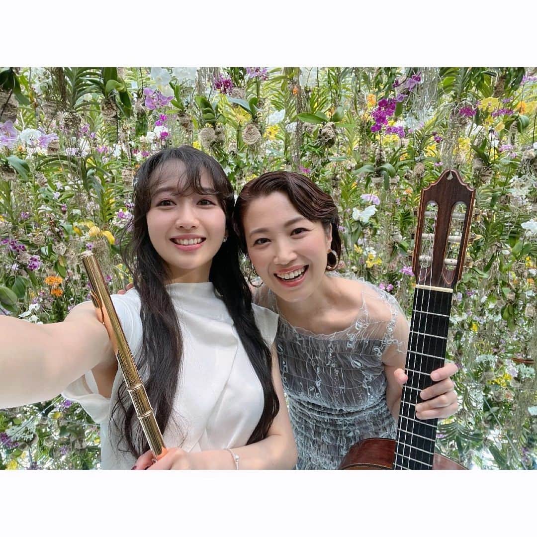 のインスタグラム：「Behind the scenes of the MV shooting in @teamlab.planets 🥰✨🤩 @kaorimurajiofficial  ・ mvを撮影した時の写真です！withお姉ちゃん ・ AppleMusicで是非ご覧下さい！」