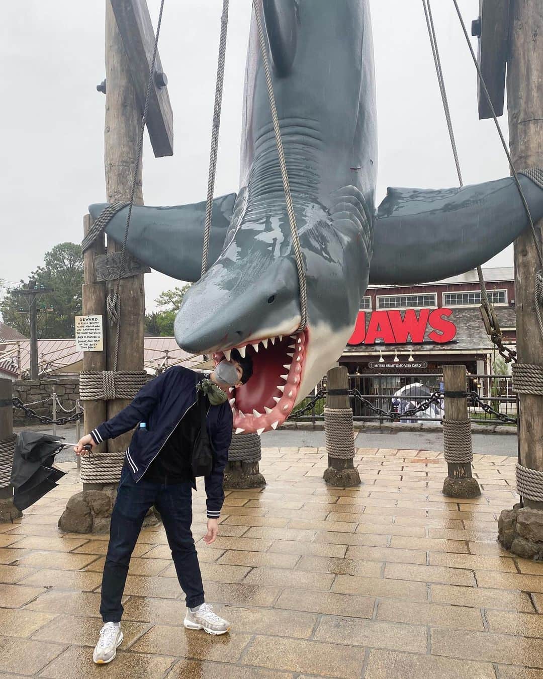 鎌田詩温のインスタグラム：「サメに食べられました🦈  #jaws  #USJ #乗り物酔いひどかった #過去pic」