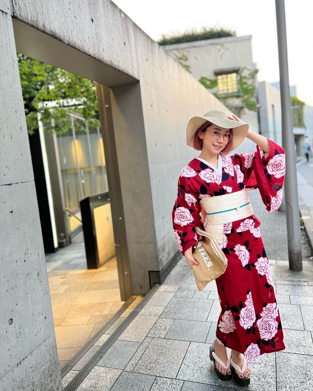 夏目麻央のインスタグラム：「どうやら呉服の日だったらしいことに当日気付く呪物展が人気で入れなかった人。  暑くて怖かったので浴衣に衿だけで 夏はビーサンマンなので足袋も履きたくないマンで。  #呉服の日　#祝祭の呪物展」