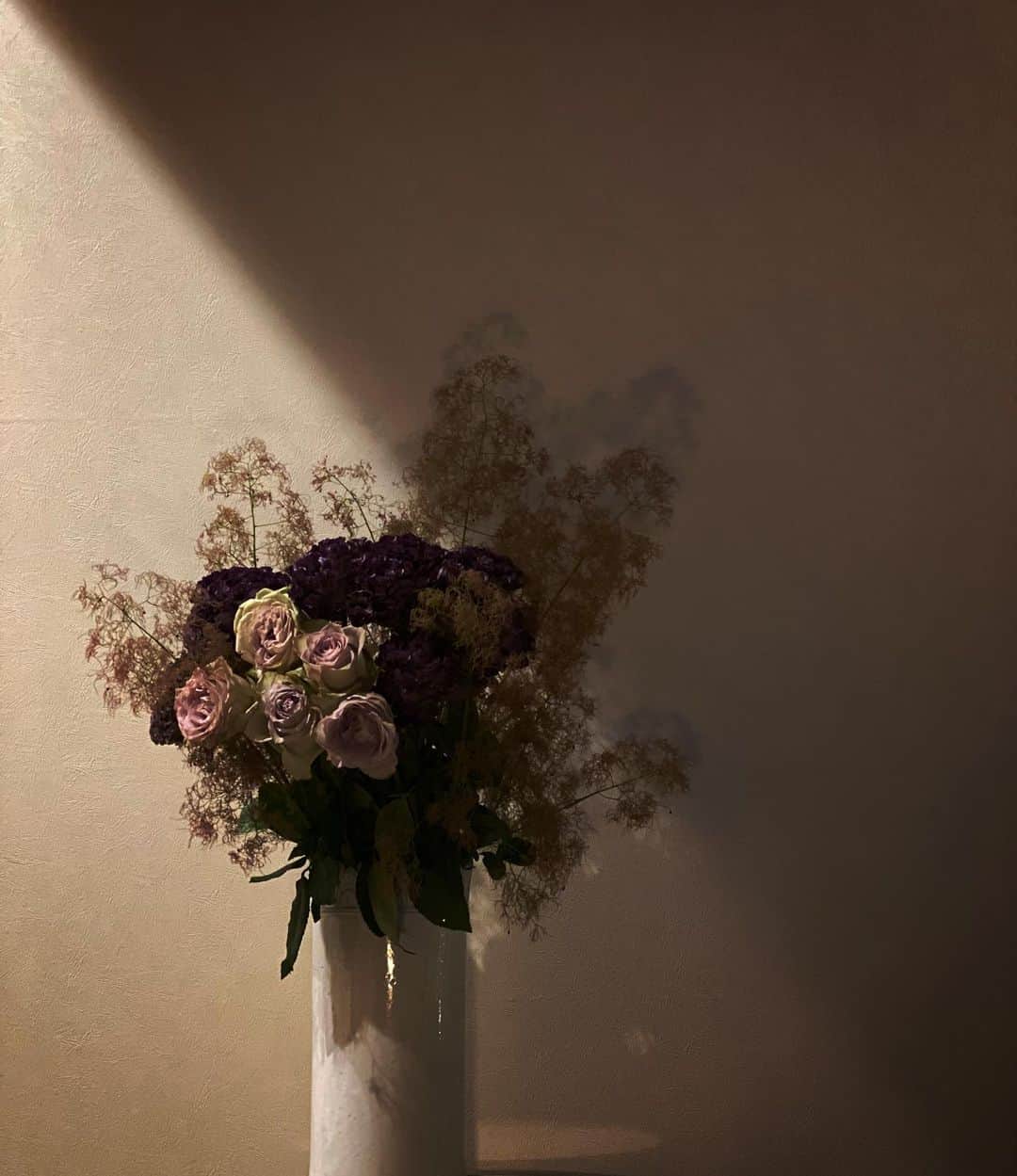 平宮博重のインスタグラム：「今日は日曜日なので、花を。  渋いトルコキキョウがあったので、それに合わせて中心だけパープルのバラにスモーキーツリー。 #lifestyle #flowerstagram #flowerarrangement #linelive #花のある生活#astierdevillatte」
