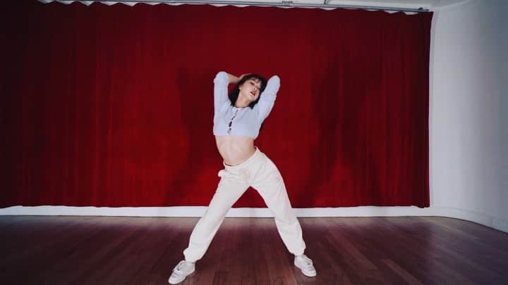 KoyamaRiko のインスタグラム：「Feels so great to be back in NY learning from @ayokeenan , there’s nothing like it💓 Thank you for the push same as before🤍 Choreo @ayokeenan  Filled @wmmedia__」