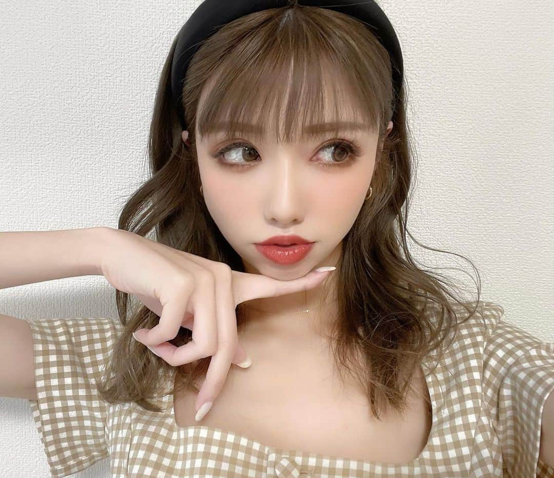 MARIEのインスタグラム：「1cmくらい脱毛してるのに、それでもおでこ狭すぎて大人しく前髪伸ばそうと誓った🫠 シースルーにならないし、なったところであんま似合わなかった🫠 #前髪難民 #シースルーバング #シースルー前髪 #おでこ狭い」