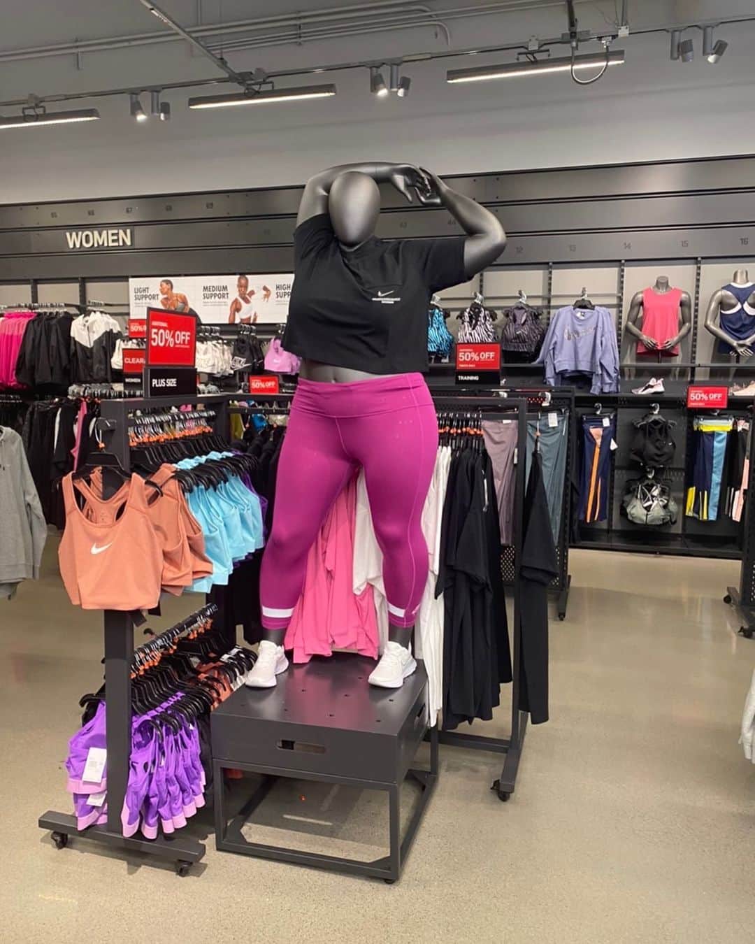 森公美子のインスタグラム：「流石NIKE様  全てのサイズをクリァーにしてくださってる。  しかしこれはLAのお店、、  日本には、来ないかな？？  私の、親違いの妹のYちゃんが、見つけて、欲しい！のやり取り午前3時に、してました。LAチョット行った方が早いかも‼️  遠くに行きたぃーーーー」